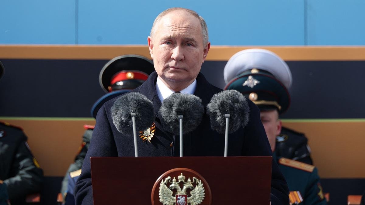 Putin says on Victory Day that Russia will not let itself be threatened