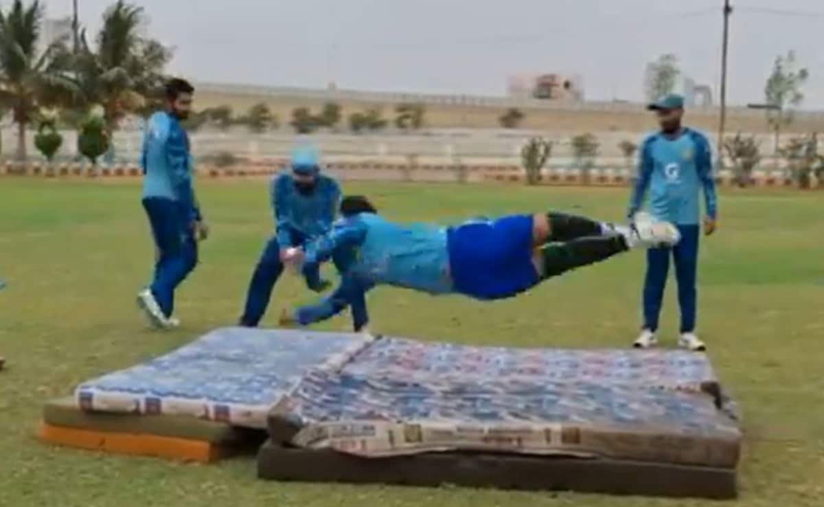 Pakistan Gamers’ Weird Catching Drill On Mattresses Goes Viral, Attracts Flak On Social Media. Watch