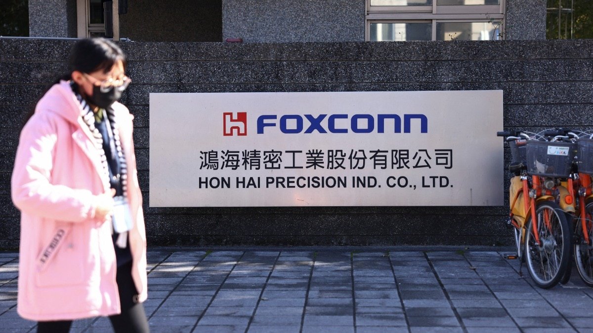 Labour Officers Go to Foxconn iPhone Plant, Query Executives About Hiring