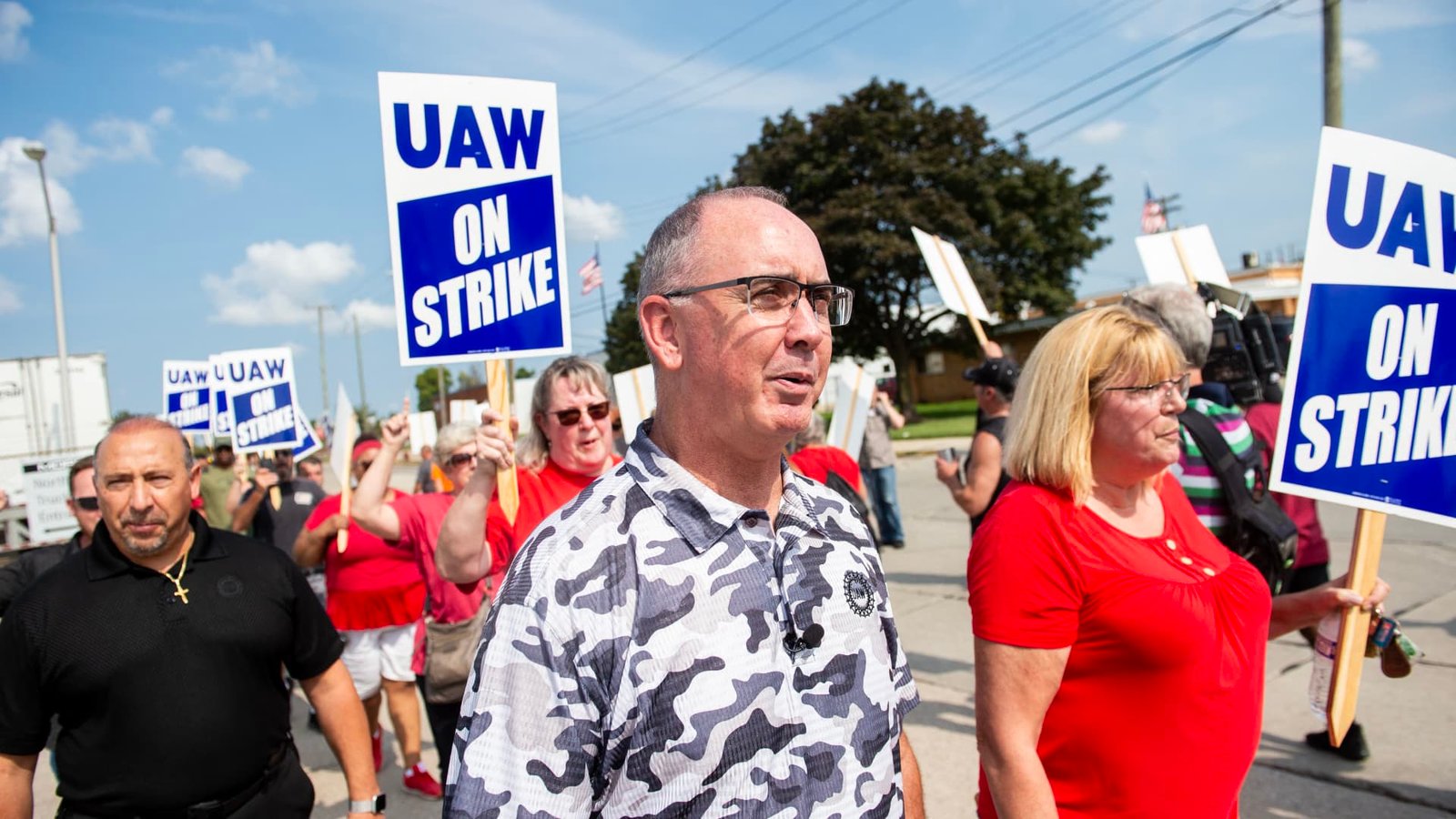 UAW warns of potential strikes at Ford, Stellantis