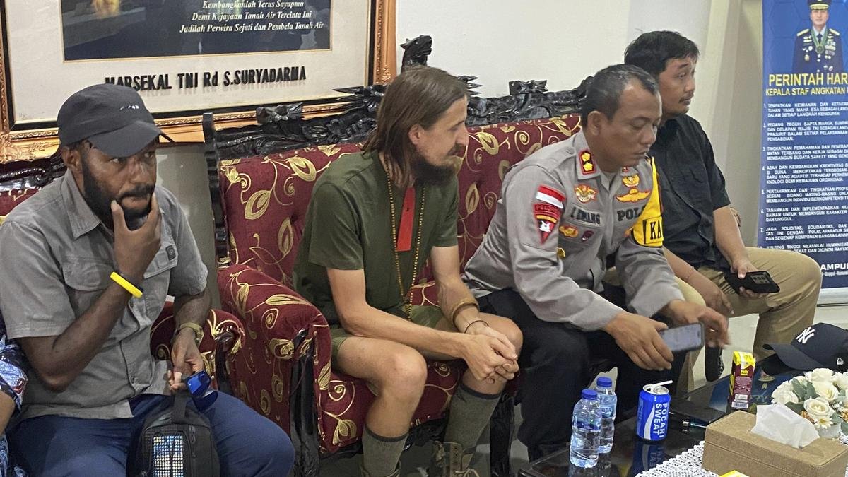 Separatist rebels launch New Zealand pilot after 19 months of captivity in Indonesia’s Papua area