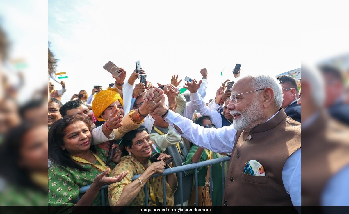 Indian Neighborhood’s Huge Welcome For PM Modi As He Lands In US