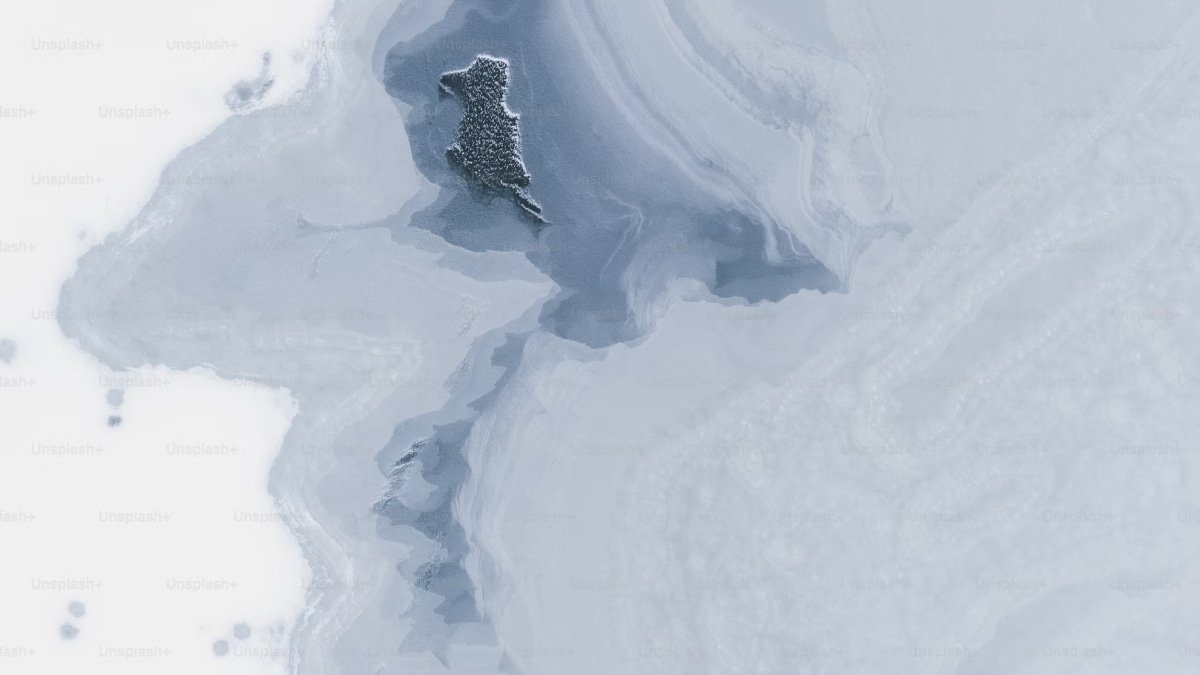 Uncommon Sea Smoke and Streaming Snow Phenomena Captured Close to Pine Island Glacier